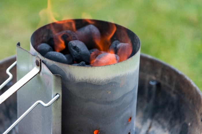 Glühende Holzkohle im Anzündkamin